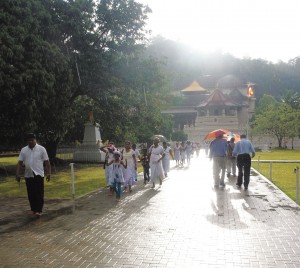 20_Pilgrims-to-the-Temple-of-the-Tooth-Buddhist-Holy-Place
